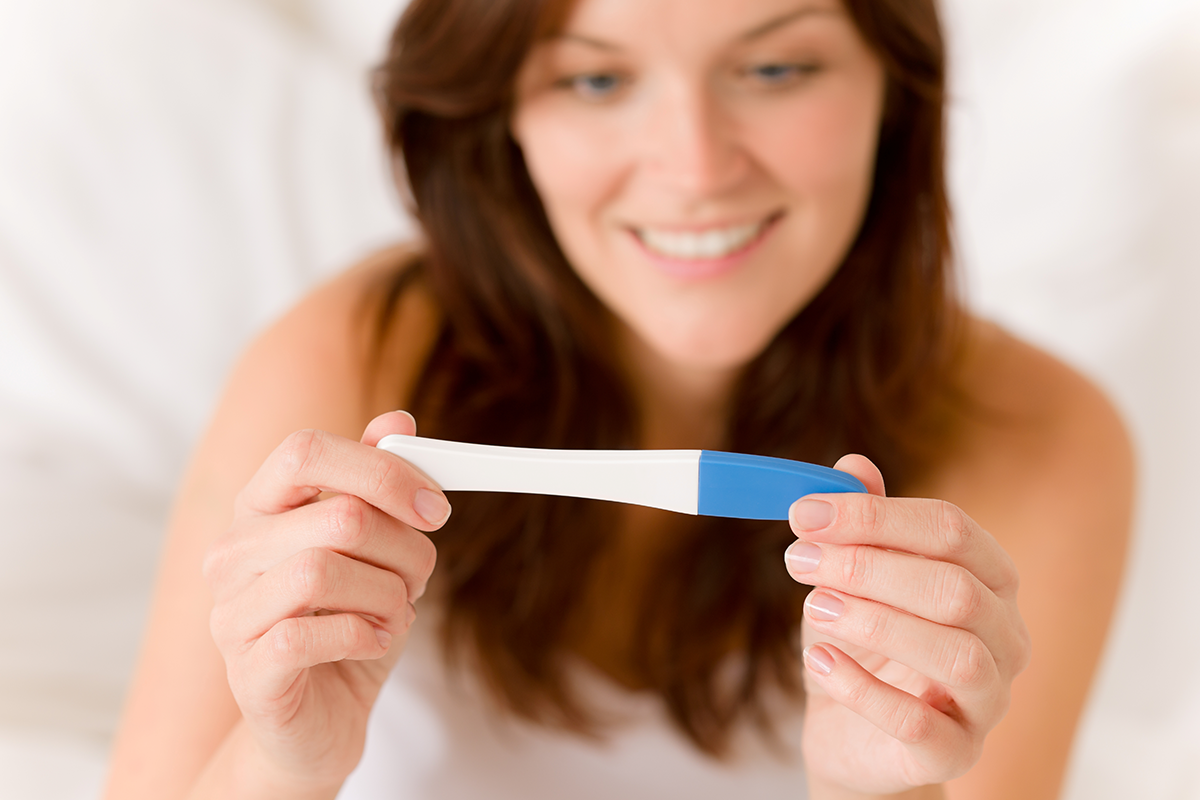 早發性卵巢功能衰退（卵巢早衰）指的是因為卵巢功能提早衰竭，而導致女性在40歲以前就停經或月經逾半年未至，且抽血值兩次FSH（間隔大於一個月）皆超過40mIU/ml。