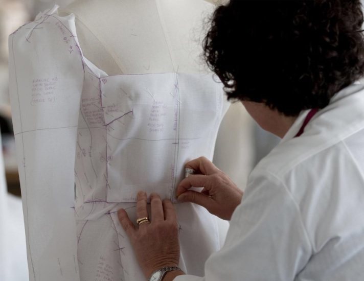 Dior在IG上公開宋慧喬婚紗製作過程。圖／摘自IG