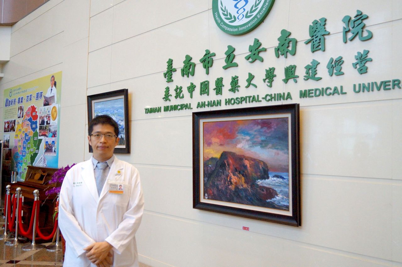 台南市立安南醫院眼科醫師薛維禎提醒家長重視孩子的假性近視。圖／安南醫院提供