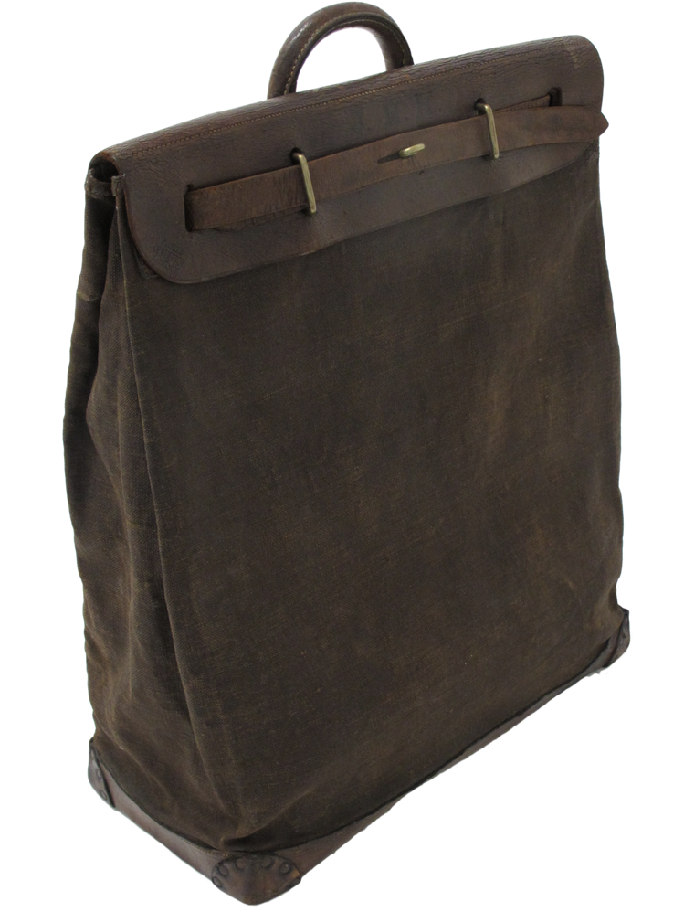 店內展出1901年棉帆布與皮革材質的蒸汽包，是因應渡輪旅遊而創作的新包款輪廓。圖／LV提供