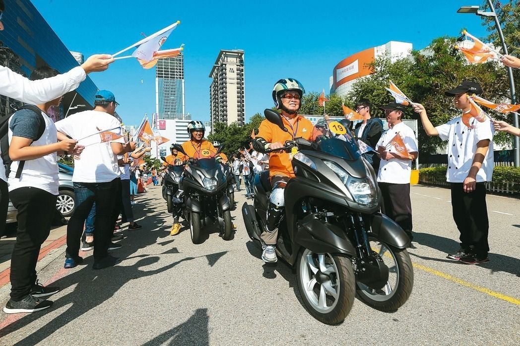 弘道老人福利基金會日前再度帶長輩挑戰摩托車環島。 <br />本報資料照