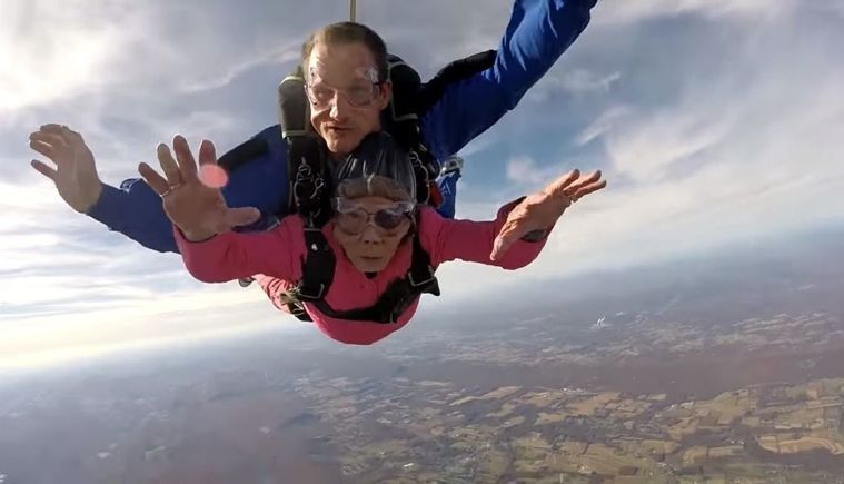 美國賓夕法尼亞州一名老奶奶以94歲高齡參加跳傘，慶祝自己的生日。 圖／截自You...