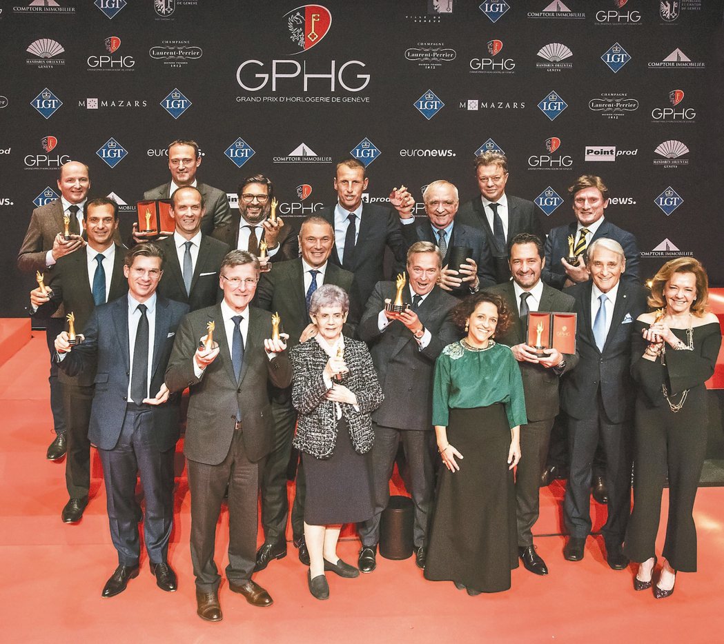 2017日內瓦鐘表大賞落幕，各個獲獎品牌代表接過獎座。 圖／GPHG提供