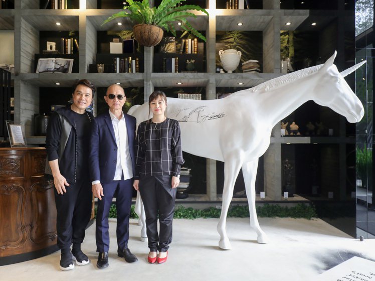 （左起）樂樂書屋的推手室內設計師張清平與Jimmy Choo周仰杰、Illiza Ho何佳潓在師徒展開展合影。圖／樂樂書屋提供
