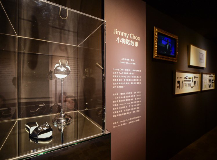Jimmy Choo在11歲時為母親打造的第一雙小狗鞋。圖／樂樂書屋提供