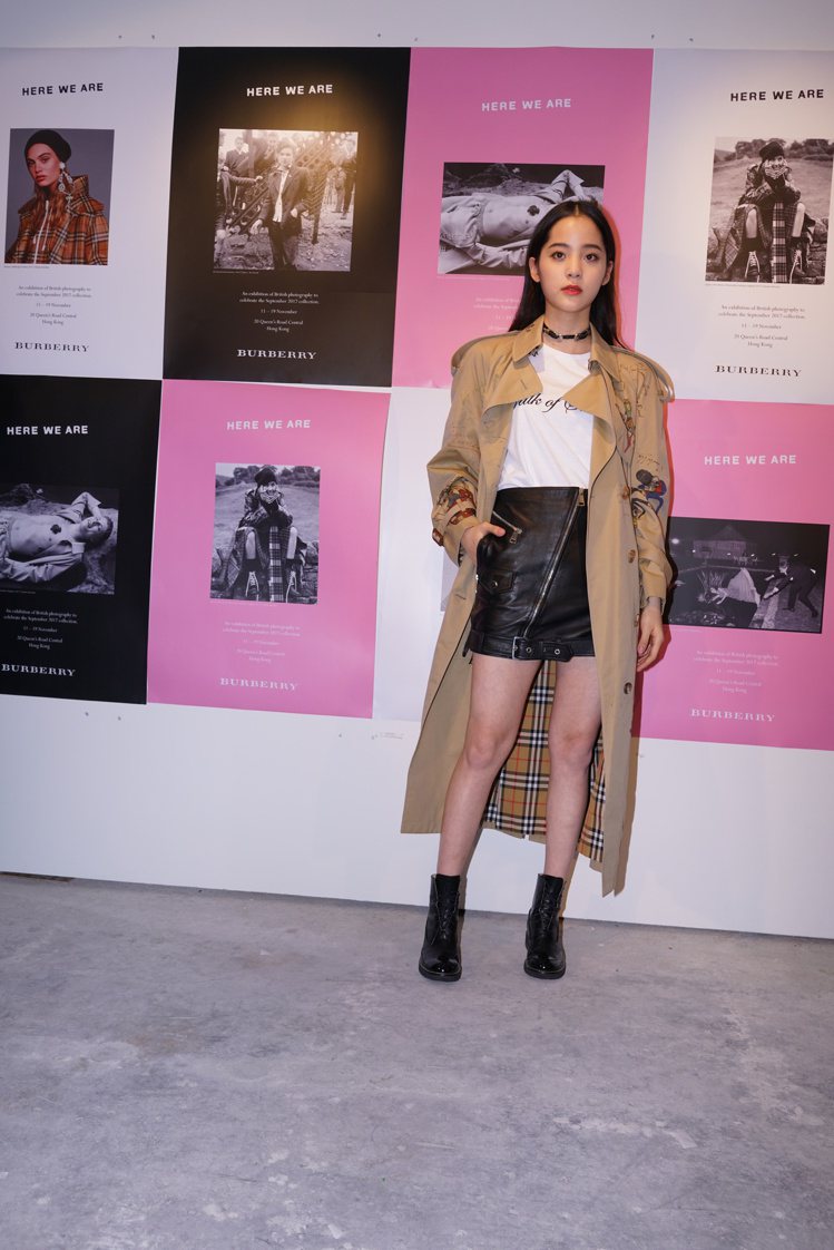 歐陽娜娜身穿經典的大衣與格紋裙出席BURBERRY香港攝影展開幕活動。圖／BURBERRY提供