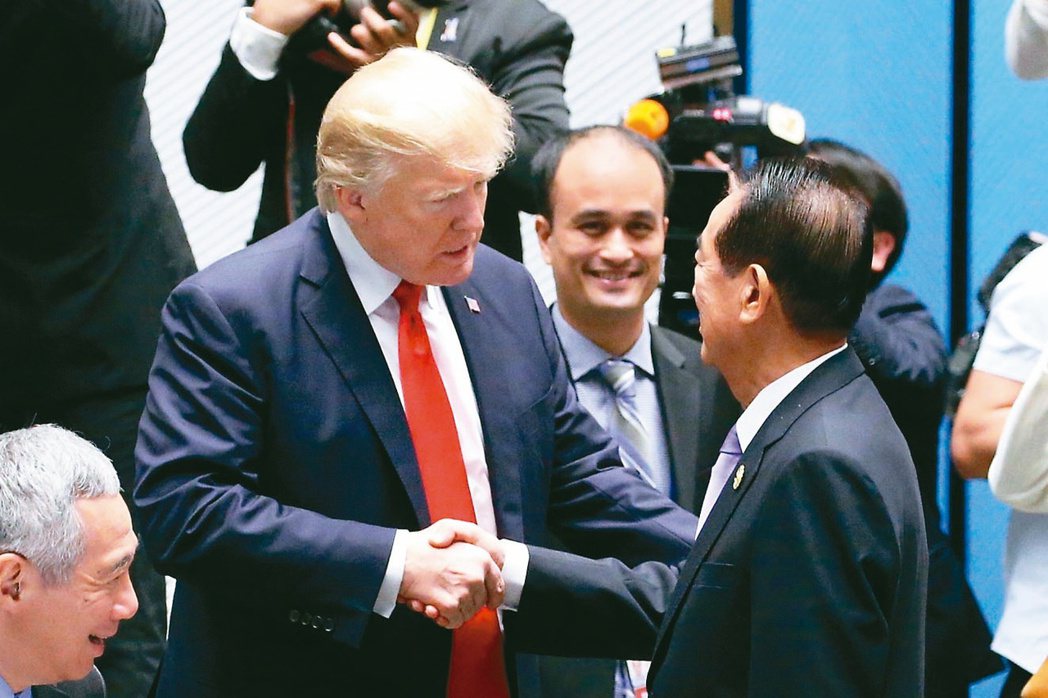 台灣APEC領袖代表宋楚瑜（前右）與美國總統川普（前左）握手致意。 （中央社）