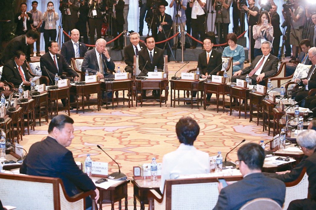 APEC領袖代表宋楚瑜（後中右橘色領帶者）在越南峴港出席「與東協領袖非正式對話」...