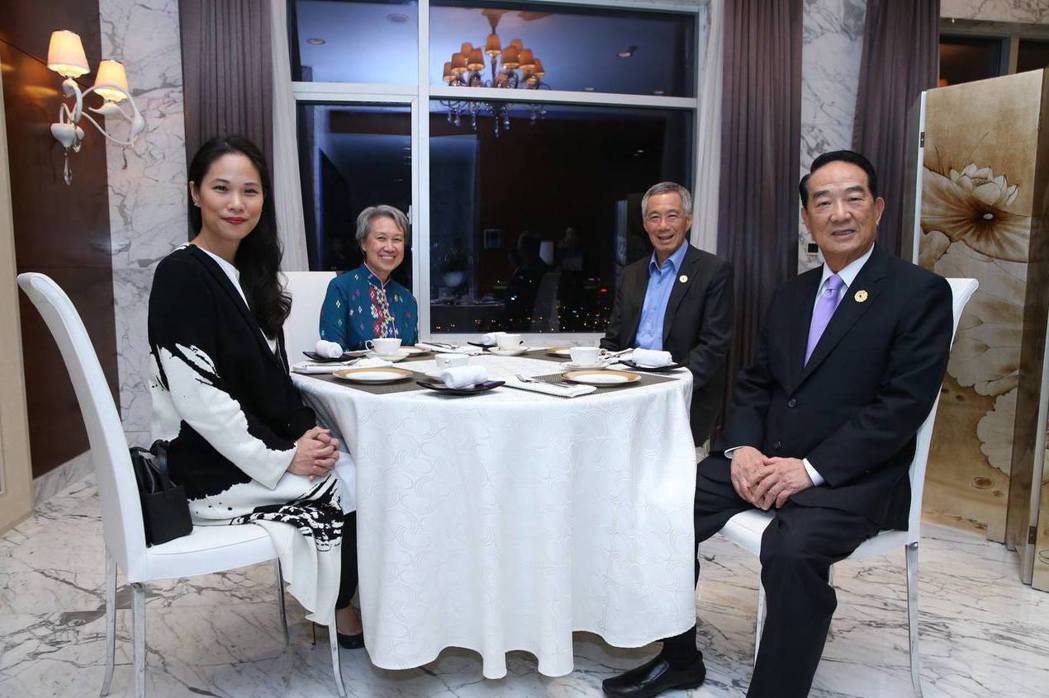 宋楚瑜（右1）與李顯龍（右2）在為期兩天的APEC經濟領袖會議期間互動熱絡。 圖...