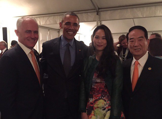 宋楚瑜（右1）與宋鎮邁（右2）2016年在APEC領袖晚宴與歐巴馬（左2）互動。...