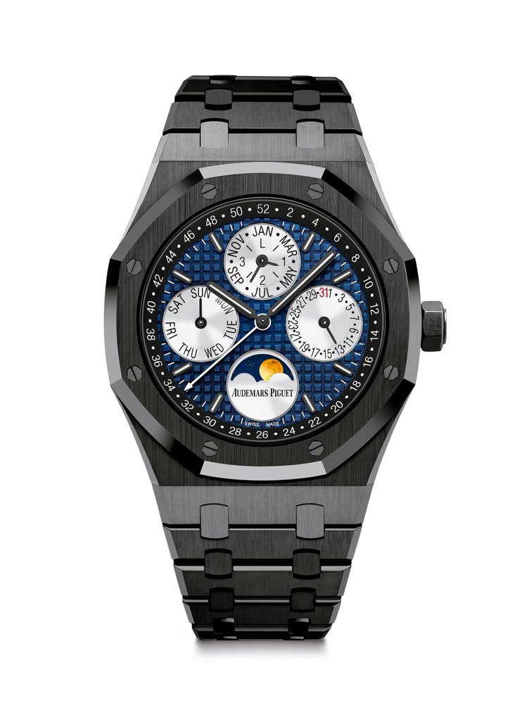 Audemars Piguet以約2,424萬元的皇家橡樹黑陶瓷萬年曆腕表，搭配少見皇家藍表盤，成為本次Only Watch拍賣第三高價。圖／Only Watch提供