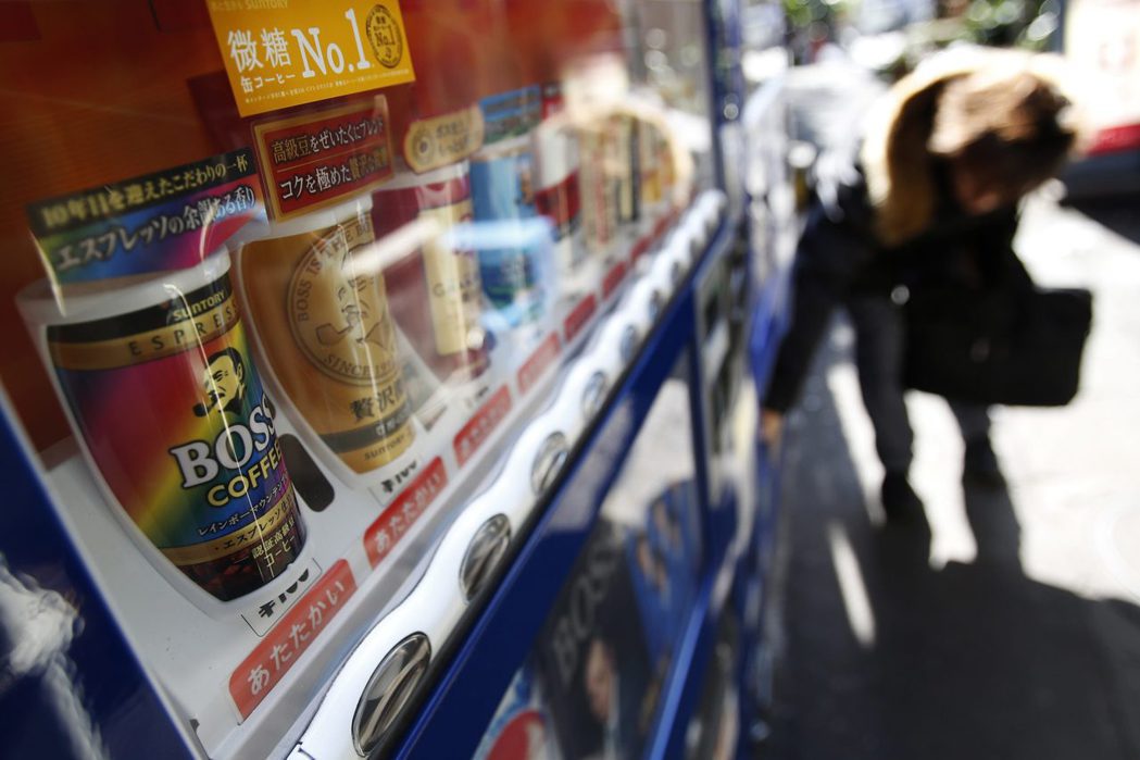 東京街頭的自動販賣機販售罐裝咖啡。 路透