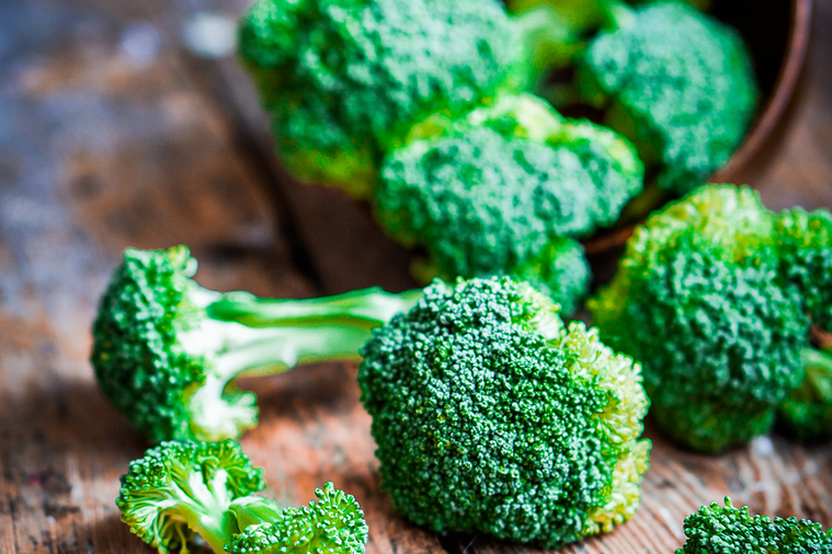 草酸鹽含量最高的是深綠色多葉蔬菜，例如菠菜、羽衣甘藍、甜菜、秋葵、菠菜。圖／in...