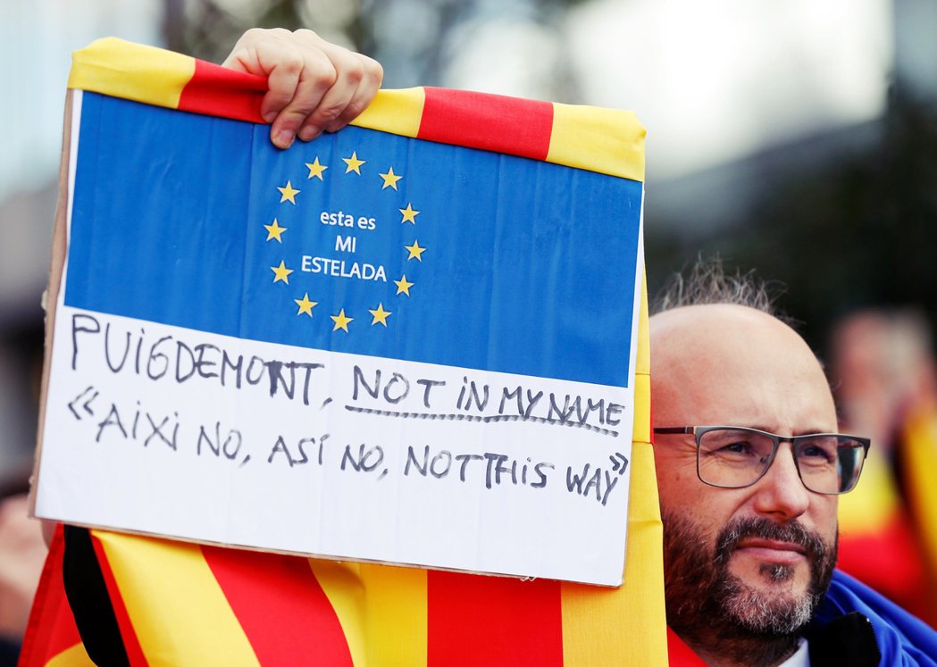 反對強行片面獨立的統派加泰隆尼亞示威者。他高舉的看板上，藍底歐盟旗寫「這才是我的...