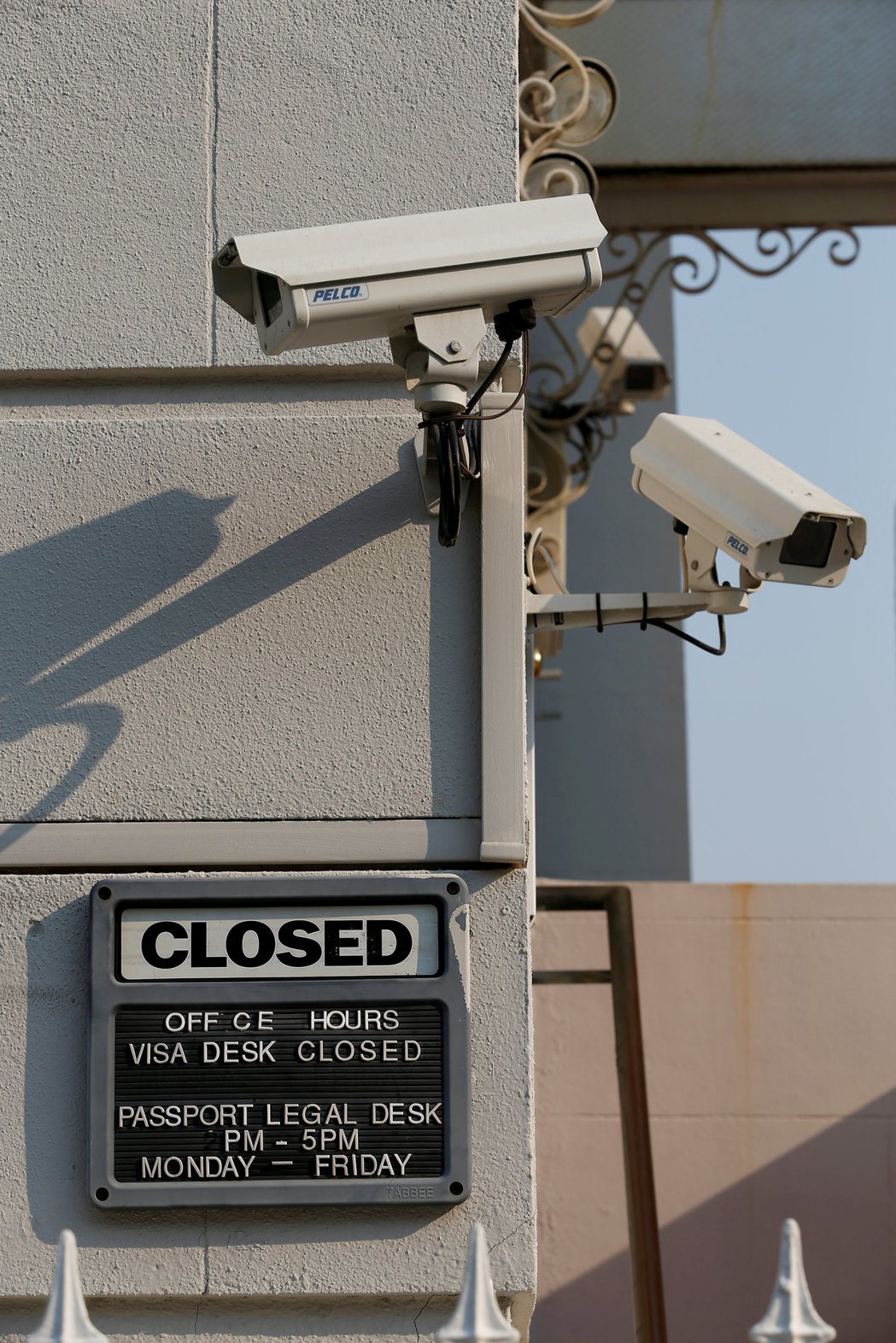 圖為俄羅斯在美國加州的領事館監視器。路透