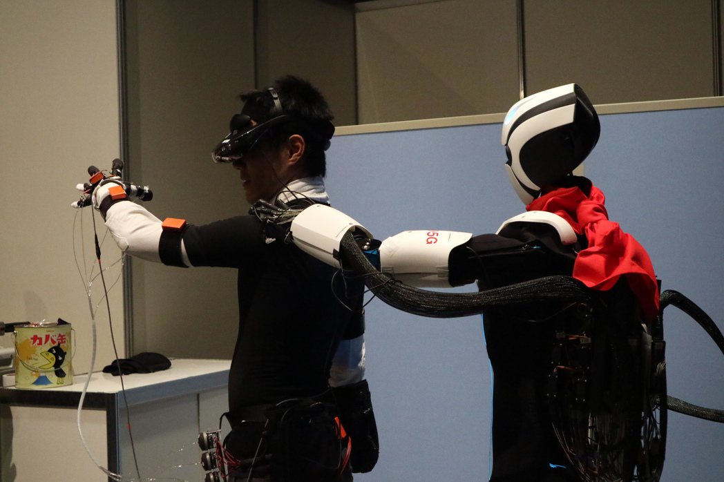 首度亮相的NTT機器人，操作者靠著全身上下的40個傳感器，靈活到手指關節都能同步...