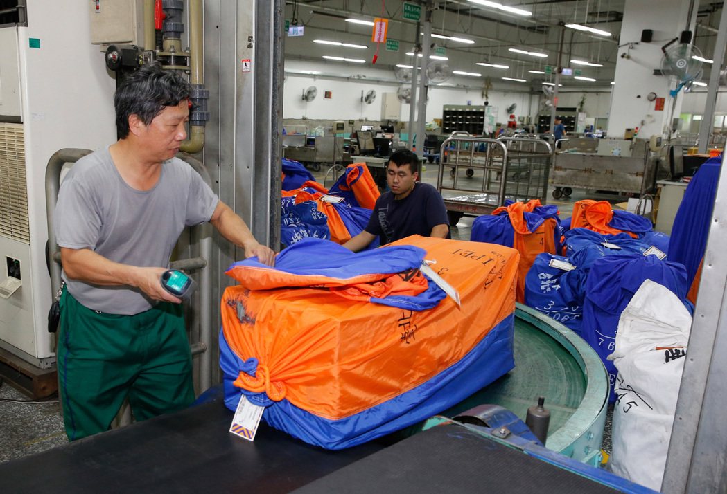 台北郵件處理中心國際航空郵件科，彩色的袋子裝的是國際快捷郵件。 記者鄭超文／攝影