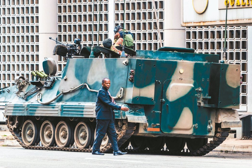 辛巴威首都哈拉雷市街頭十六日可見到坦克車，但民眾生活似乎不受影響。 （法新社）