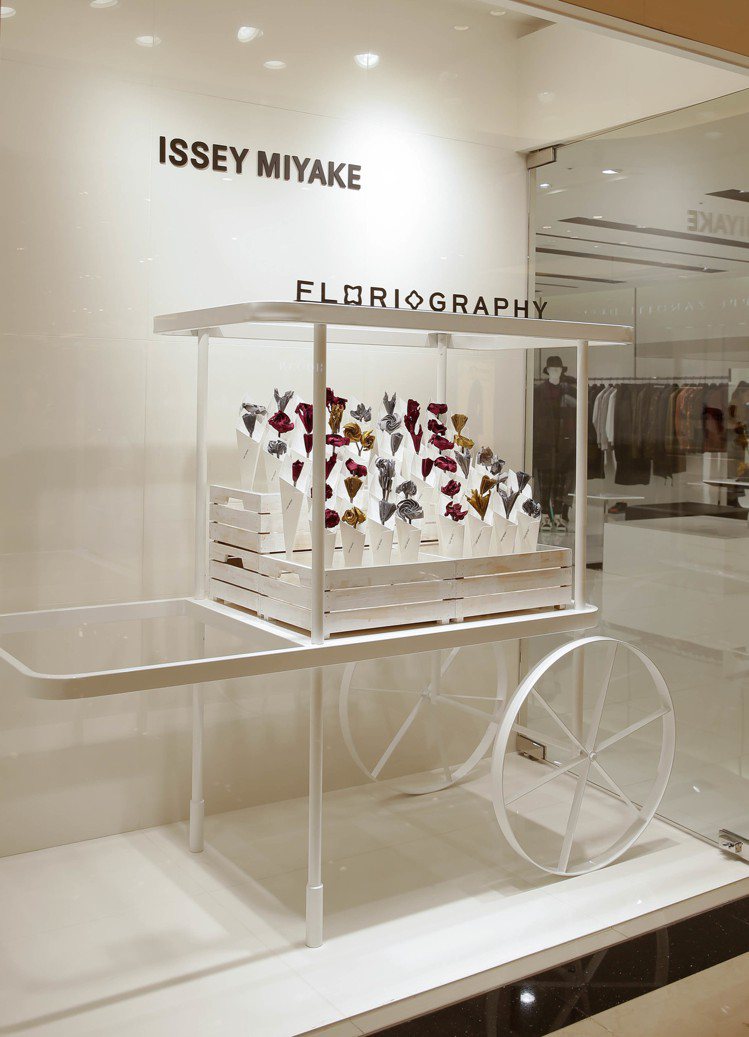ISSEY MIYAKE於全球限店推出「Floriography 一生花語」櫥窗裝飾。圖／ISSEY MIYAKE提供