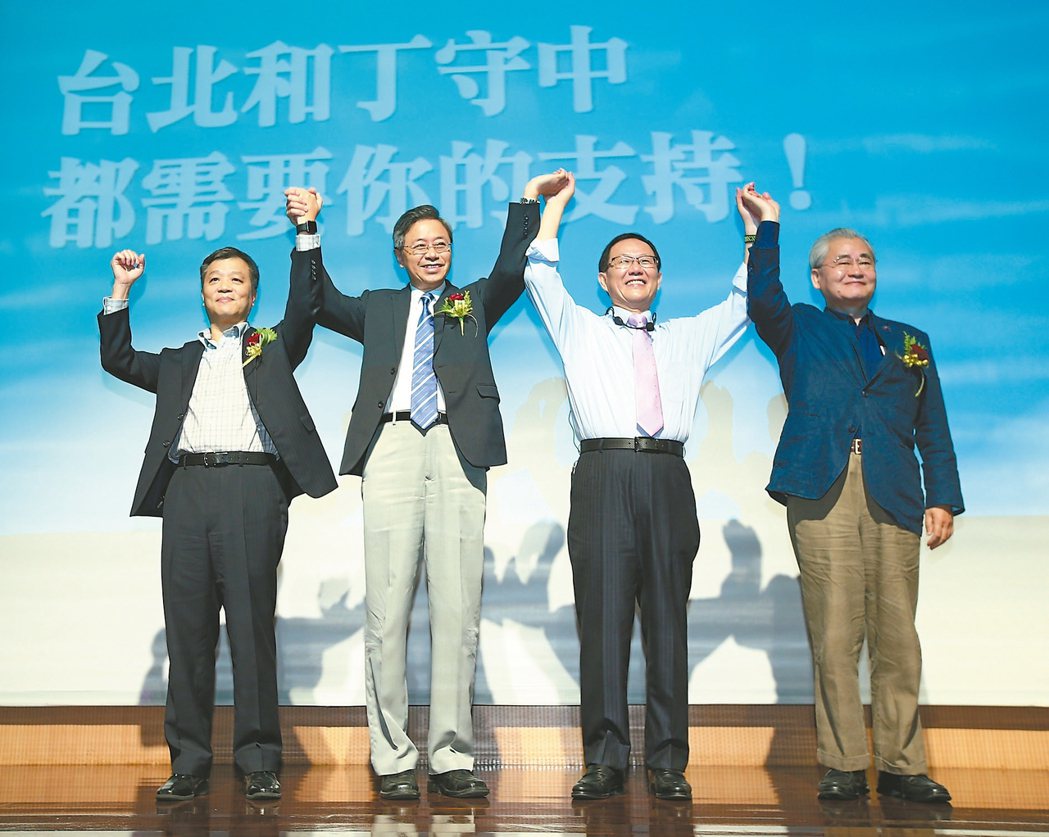 丁守中（右二）昨表態參選台北市長，前閣揆張善政（左二）、毛治國（右一）、勞動部前部長陳雄文（左一）到場支持。 記者王騰毅／攝影
