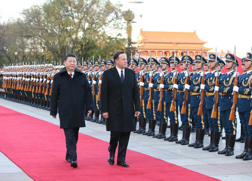 大陸國家主席習近平（左）十七日與巴拿馬總統瓦雷拉舉行會談。圖為會談前，習近平在北京人民大會堂東門外廣場為瓦雷拉舉行歡迎儀式。 新華社