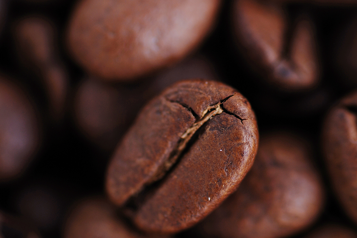 根據加州65號提案，星巴克及其他咖啡公司必須在加利福尼亞州出售的咖啡產品上貼上癌症警告標籤，因為咖啡裡含有致癌物——丙烯醯胺。