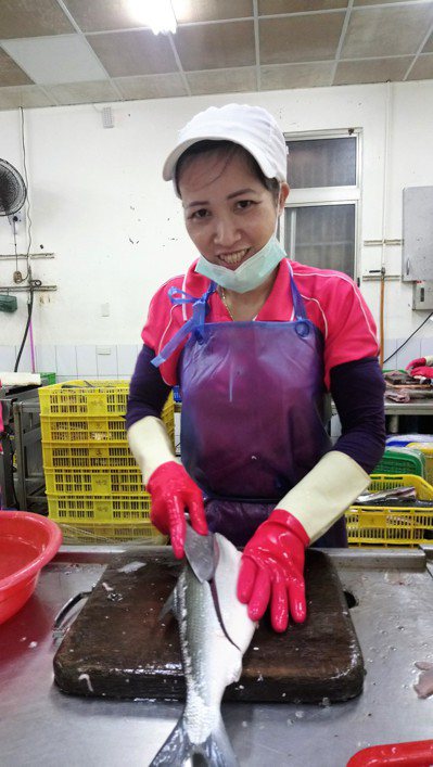 越南籍新住民張如意，是最強的剖虱目魚腹高手。 記者卜敏正／攝影