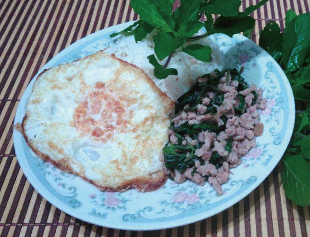 泰國最常吃到的家常小吃打拋肉飯。 記者董俞佳／攝影