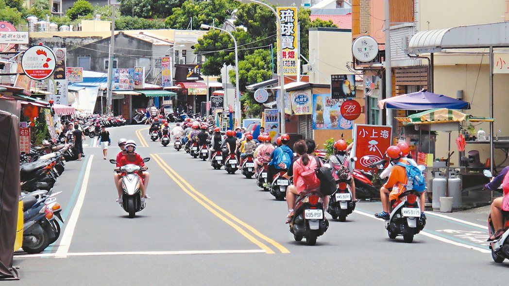 外地遊客到屏東離島小琉球旅遊時，燃油機車仍為主要交通工具，每到假日就會出現大群騎...