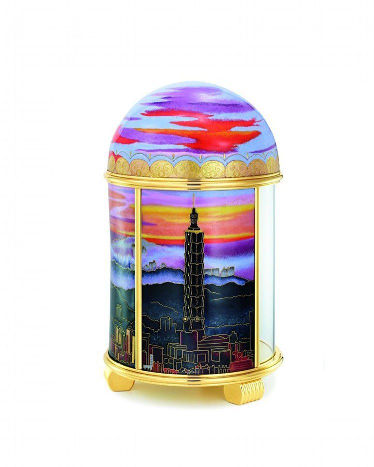 在「雲輝霞映‧台北」圓頂座鐘的構圖裡，台北地標的101大樓也在其中。圖／Patek Philippe提供