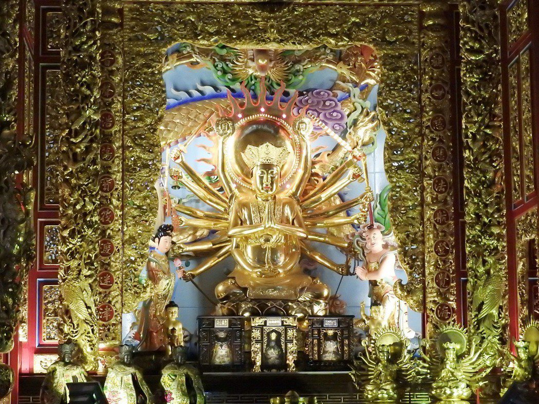 竹林山觀音寺供奉十八手觀音，神像覆上99純金金箔。 記者祁容玉／攝影