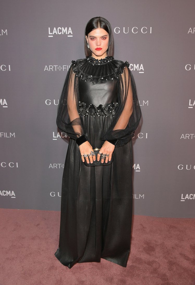 搞怪女星Soko在LACMA第七屆藝術暨電影晚宴中，選穿Gucci的黑色透膚禮服...