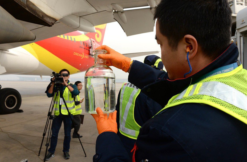在北京首都國際機場，海南航空HU497航班的波音787客機加注由餐飲廢油煉化而成...