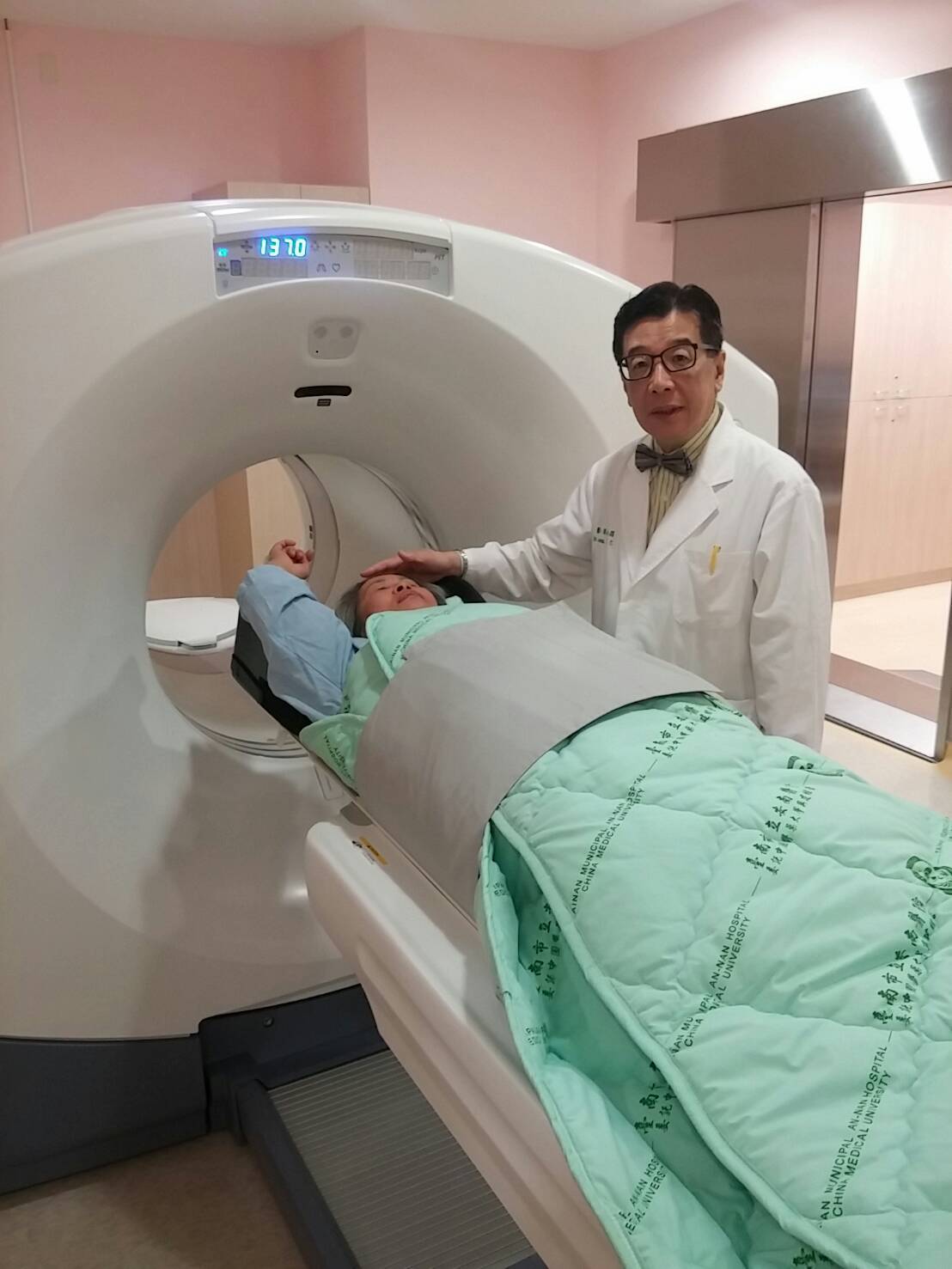 安南醫院放射腫瘤科主任梁永昌為蔡姓患者量身打造「精準放射轟炸」式放射線治療，讓她撿回一命。圖／安南醫院提供
