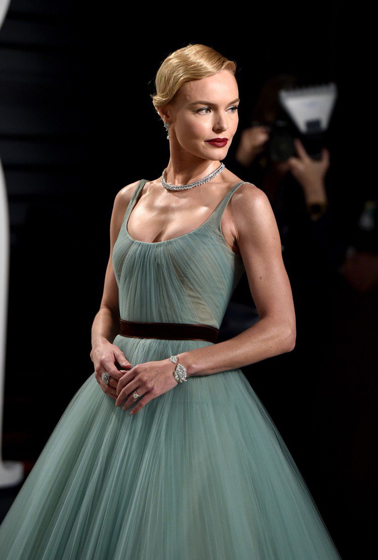 凱特柏絲沃（Kate Bosworth）出席2017奧斯卡金像獎時配戴伯爵鑽石項鍊，鑲嵌馬眼形車工鑽石的項鍊線條簡單，卻光芒四溢。圖／伯爵提供