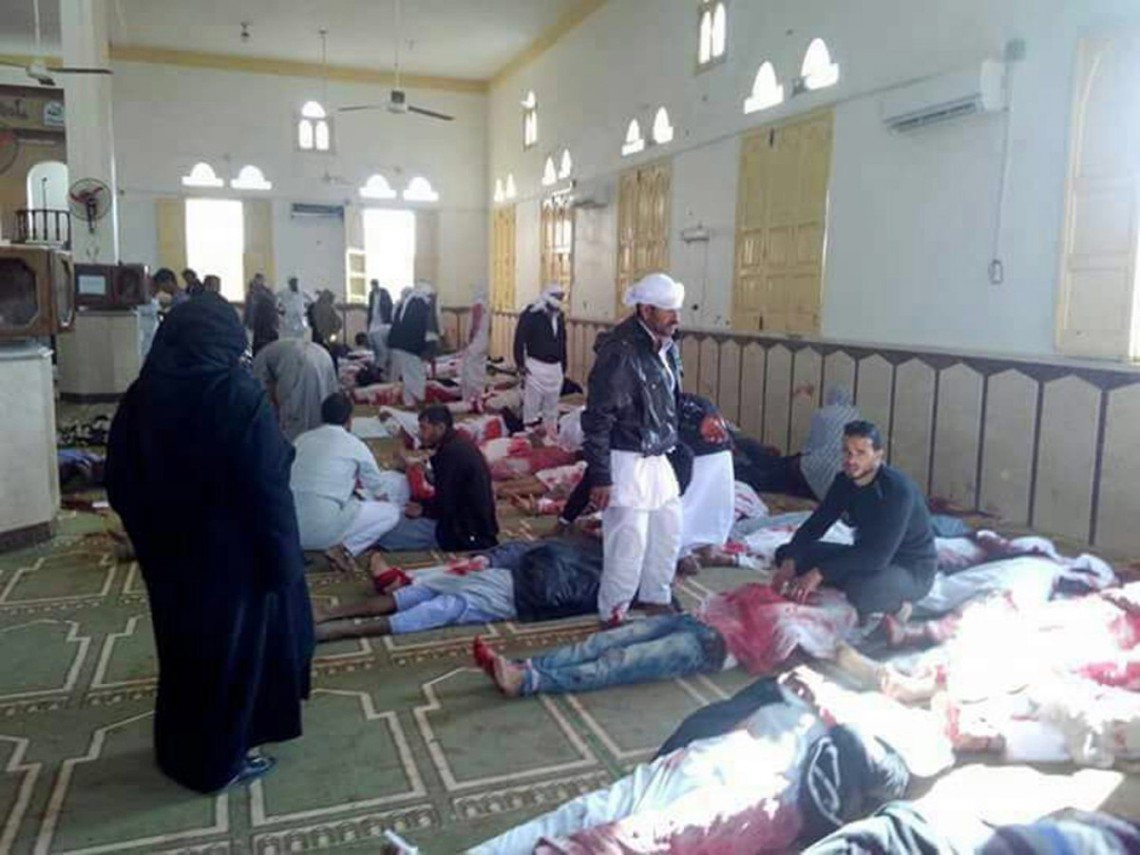 清真寺外成為血海，寺內則停滿死傷村民。 圖／歐新社