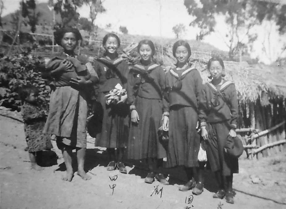 台南第一高女修學旅行，1936年11月攝於屏東山地門。 圖／遠足文化提供