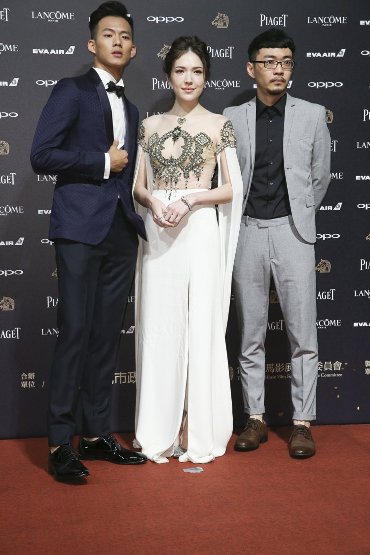 入圍第五十四屆金馬獎最佳女配角獎的許瑋甯（中）、最佳新演員獎的吳念軒（左）走紅毯。圖／記者林俊良攝影