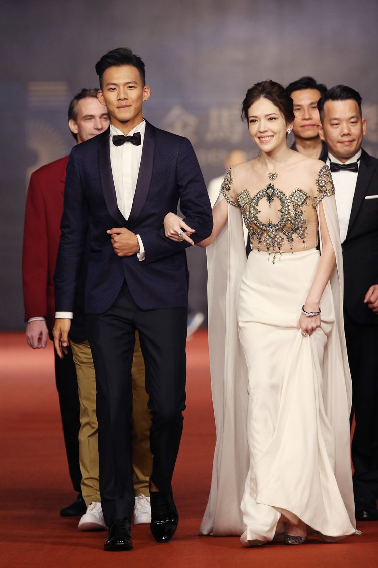 入圍第五十四屆金馬獎最佳女配角獎的許瑋甯（右）、最佳新演員獎的吳念軒走紅毯。圖圖／記者陳立凱攝影