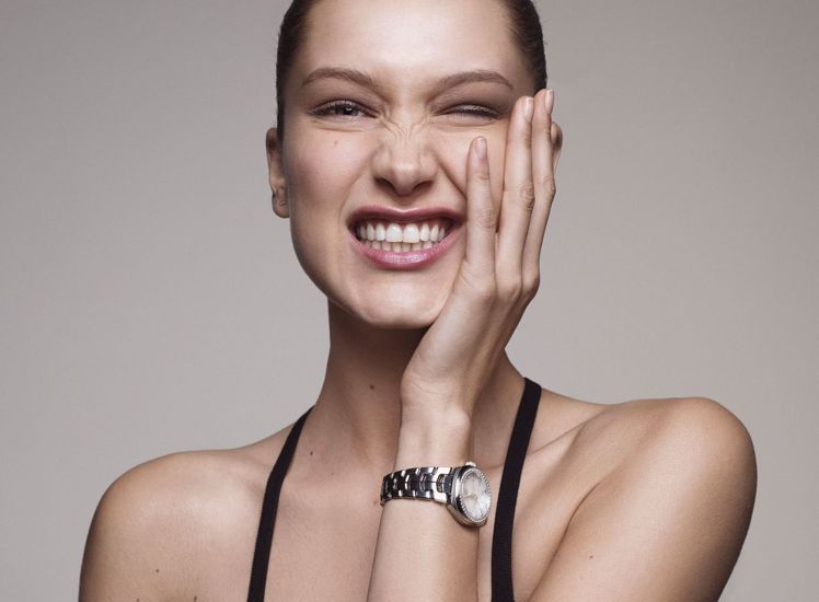 泰格豪雅曝光超模Bella Hadid為品牌演繹的全新形象廣告。圖／摘自TAG Heuer網站