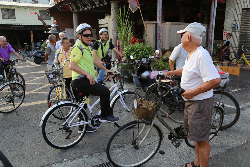 嘉義市長涂醒哲從上月中旬起展開單車視察，走訪全市84個里。 圖／嘉義市政府提供