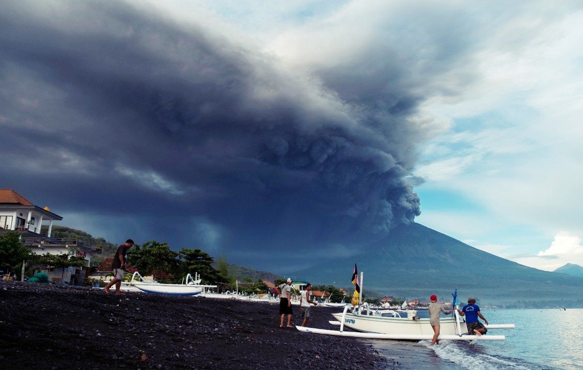 阿貢火山的活動，目前還不會直接影響峇里島濱海休閒安全。 圖／路透社