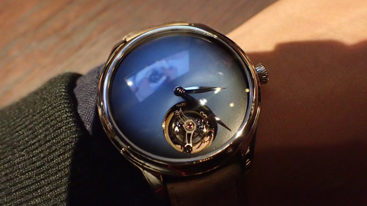 亨利慕時勇創者陀飛輪概念腕表，最獨特的部分在於簡潔電光藍表面，加上飛行陀飛輪裝置。圖／記者曾智緯攝影