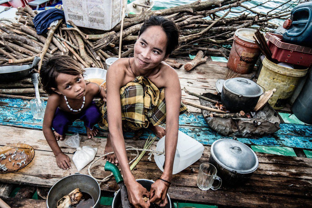 「巴瑤」是「海上之民」的意思。目前巴瑤族大部分集中在菲律賓、馬來西亞和印尼之間的海域。 圖／取自johnjodeery(CC BY 2.0)