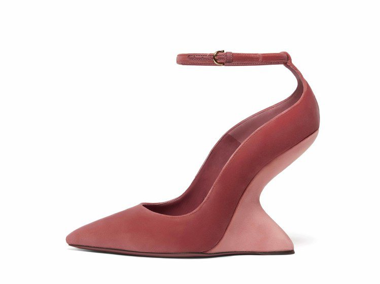 TIVOLI V粉色天鵝絨F形楔形鞋，價格電洽。圖／Ferragamo提供