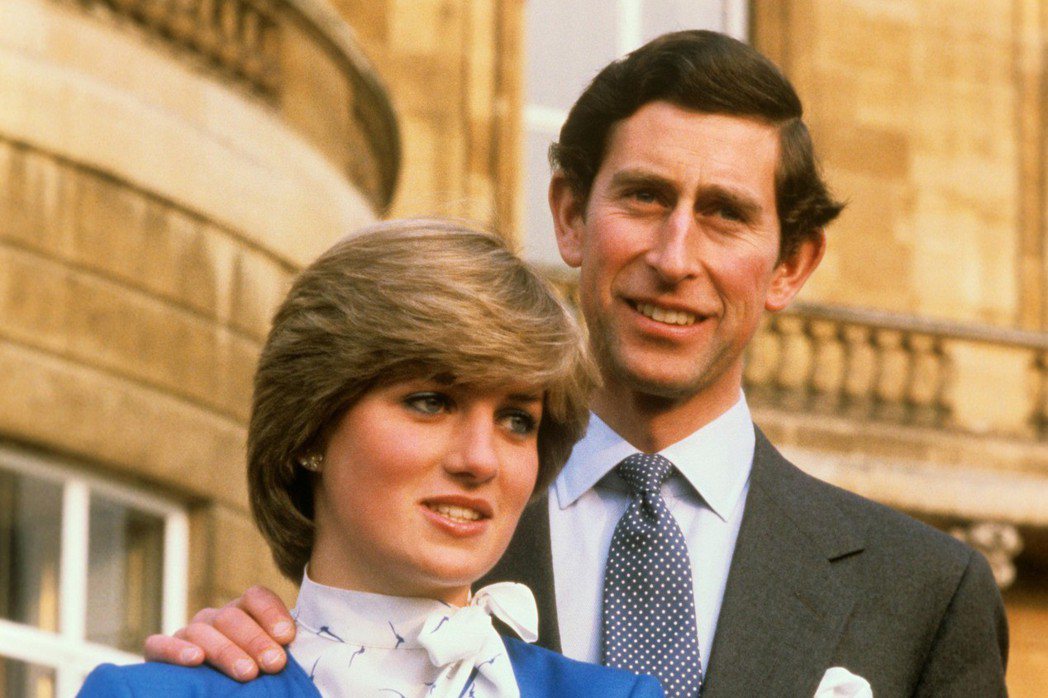 英國查理王子（右）1981年迎娶黛安娜，婚事刺激英國旅遊業，帶動其他經濟復甦。...