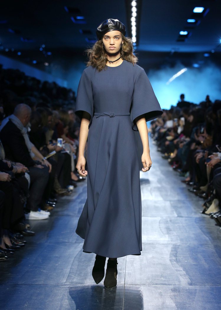Dior秋冬藍色洋裝的簡潔優雅深受梅蘭妮亞川普喜愛。圖／Dior提供
