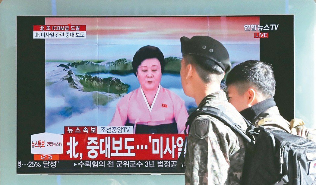 北韓國寶級新聞主播李春姬播放飛彈試射成功的新聞，在南韓首爾車站的電視播放。（美聯社）