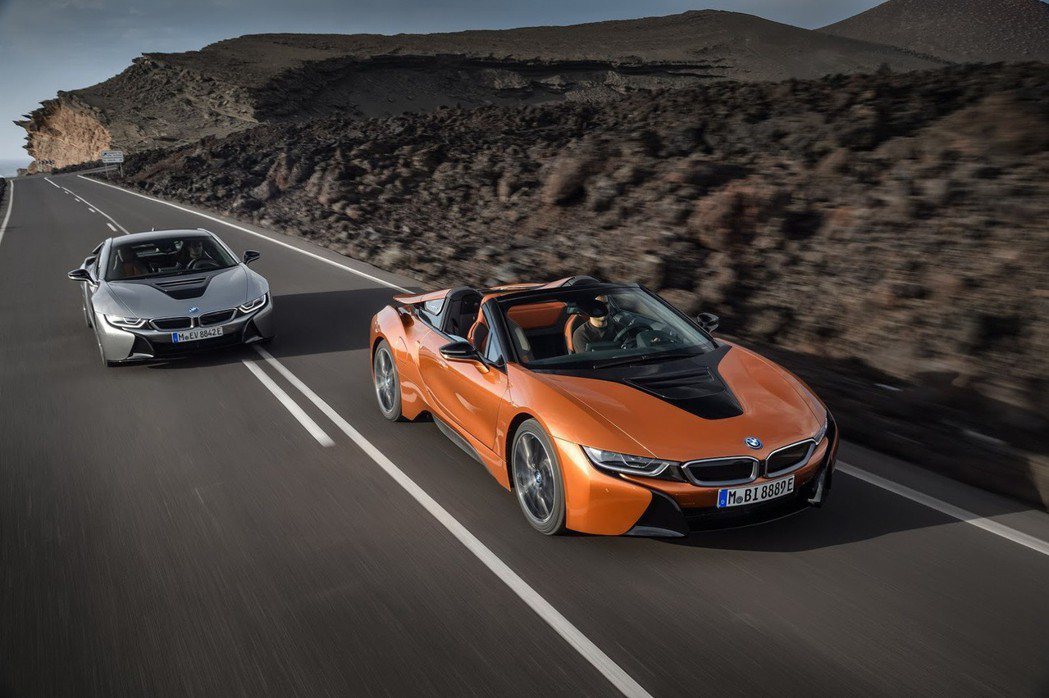 小改款BMW i8與全新BMW i8 Roadster。 摘自BMW