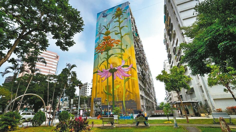 美國藝術工作者孟娜在高雄市苓雅區五完成一面有13層樓高的彩繪，以紫錐花和蝴蝶為主題，象徵台灣人的韌性和生命力。 圖／苓雅區公所提供